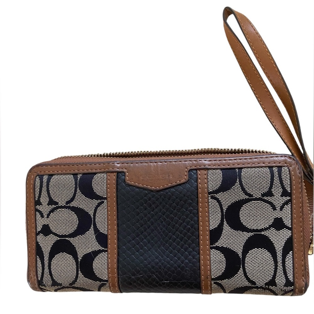 - COACH SIGNATURE STRIPE WITH SNAKE ACCORDION ZIP WALLET, Used